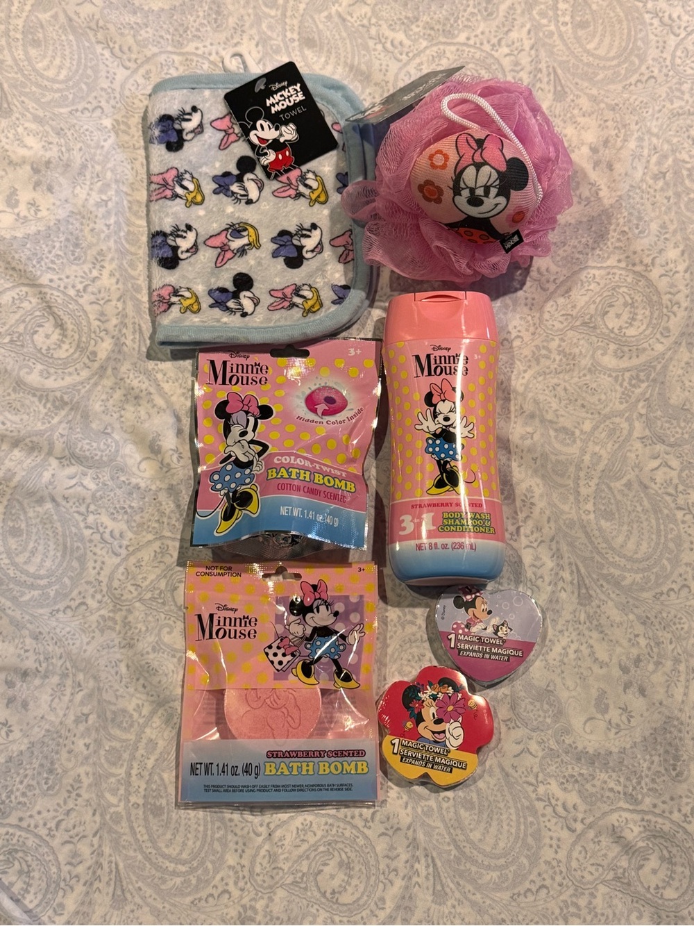 Minnie Mouse Bath Pouf, Hand Towel, Washcloths, Bath Bombs & 3-in-1 Wash Set